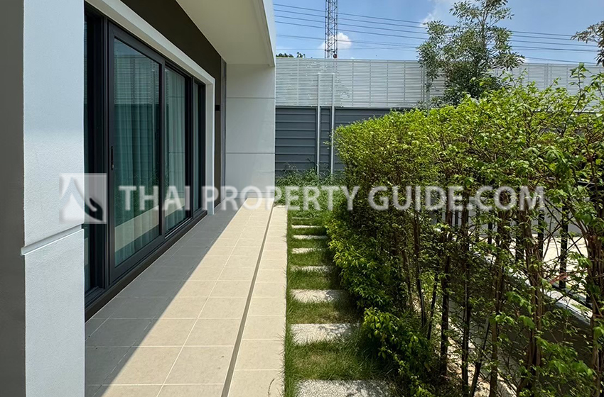 House with Shared Pool in Phaholyothin
